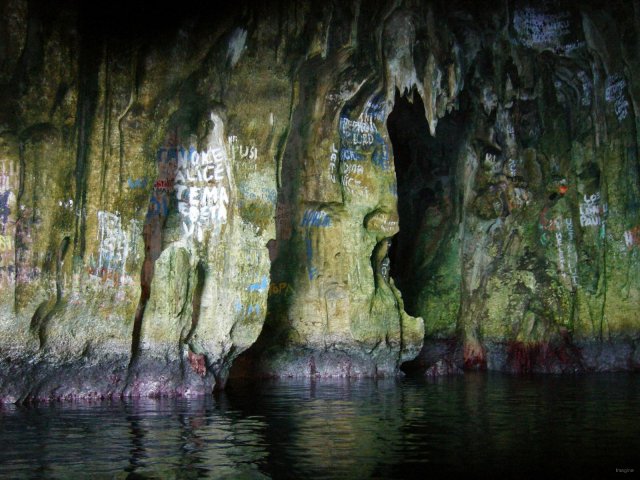 2- La grotte est belle mais taguee 